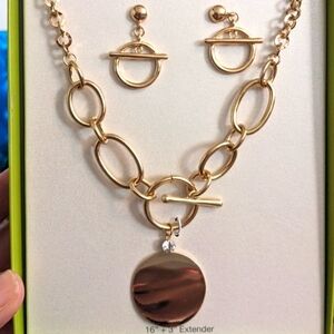 Daisy‎ Fuentes Gold Tone Necklace and Earring Box Set